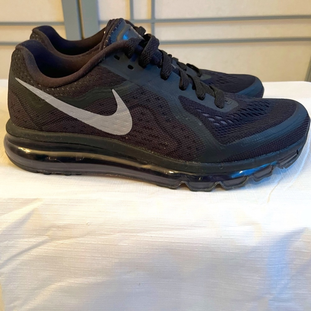 LIKE NEW Black Nike Air Max Women's Sneaker (Sz 8)